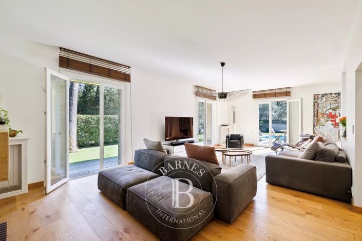 Image No.12-5 Bed House for sale