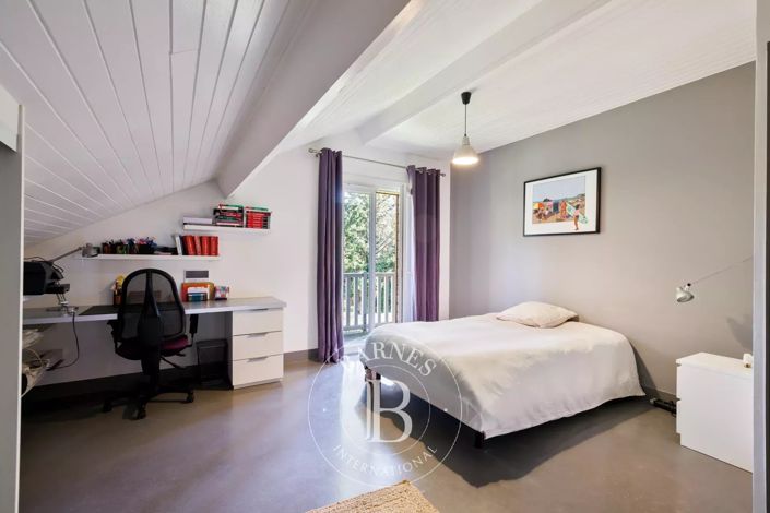 Image No.17-5 Bed House for sale