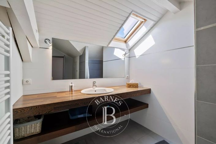 Image No.19-5 Bed House for sale