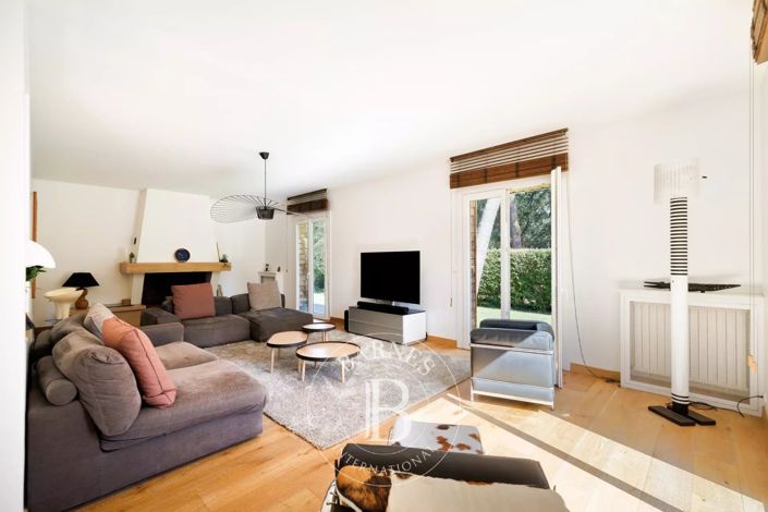 Image No.8-5 Bed House for sale