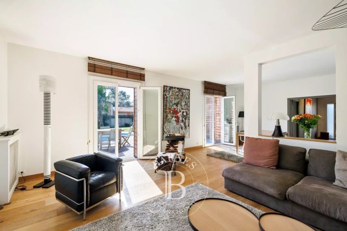 Image No.9-5 Bed House for sale