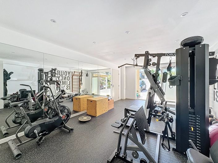 Image No.8-5 Bed House for sale