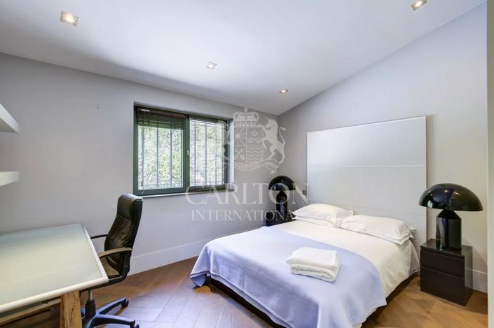 Image No.30-5 Bed House for sale