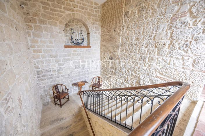 Image No.16-9 Bed Property for sale
