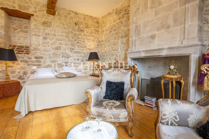 Image No.17-9 Bed Property for sale