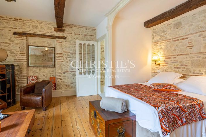 Image No.20-9 Bed Property for sale
