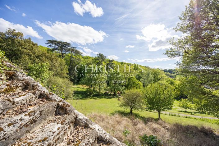Image No.24-9 Bed Property for sale
