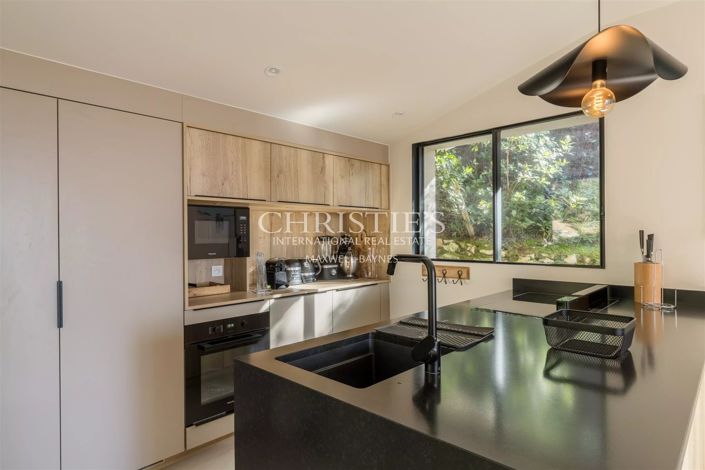 Image No.8-5 Bed House for sale