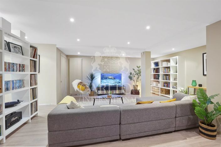 Image No.16-6 Bed House for sale