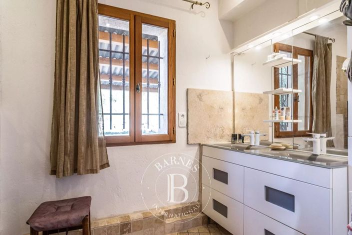 Image No.10-6 Bed House for sale