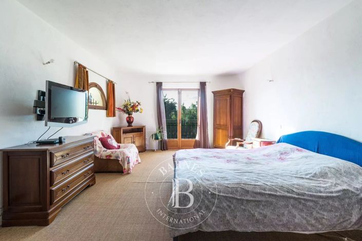 Image No.9-6 Bed House for sale