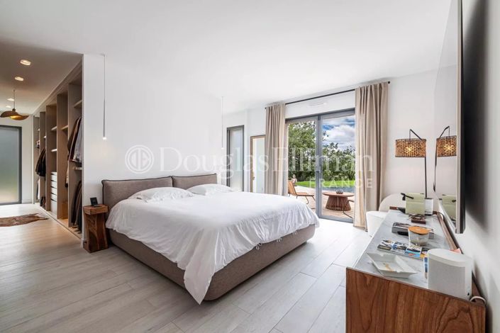 Image No.8-6 Bed House for sale