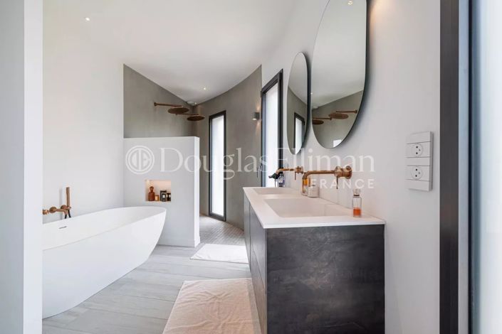 Image No.9-6 Bed House for sale