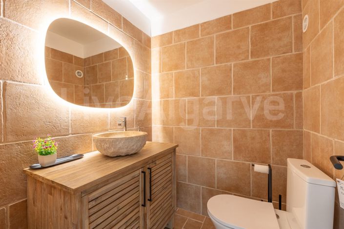 Image No.24-7 Bed House for sale