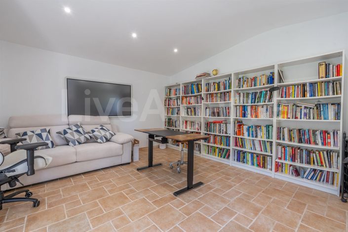 Image No.36-7 Bed House for sale