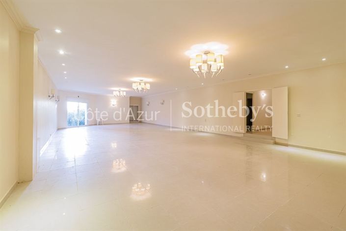 Image No.19-8 Bed Property for sale