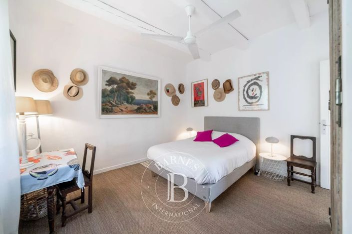 Image No.6-5 Bed House for sale