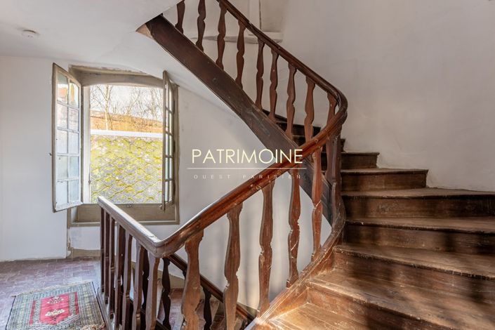 Image No.10-9 Bed Property for sale