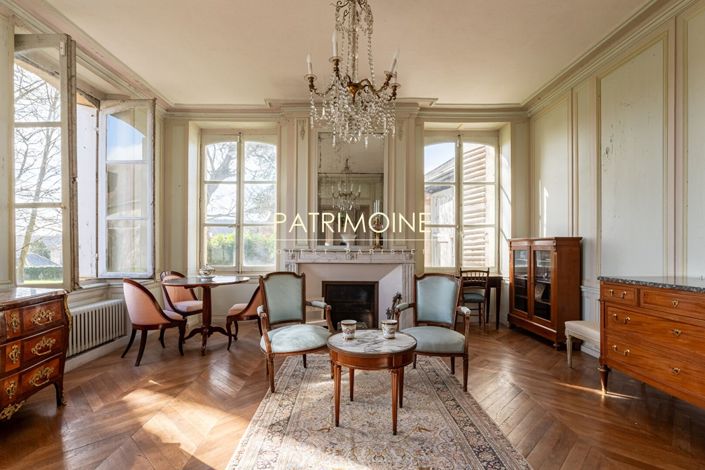 Image No.6-9 Bed Property for sale