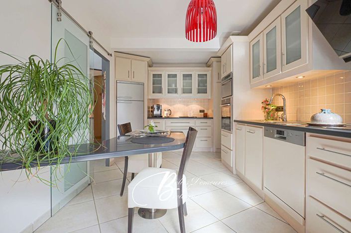 Image No.8-5 Bed House for sale