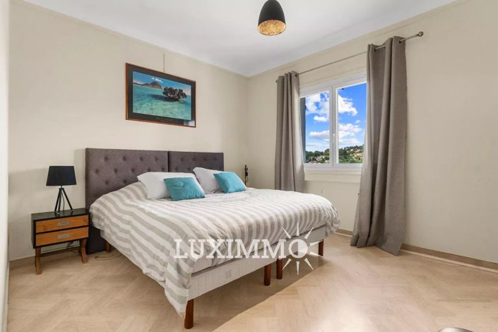 Image No.7-5 Bed House for sale