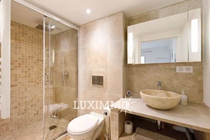 Image No.8-5 Bed House for sale