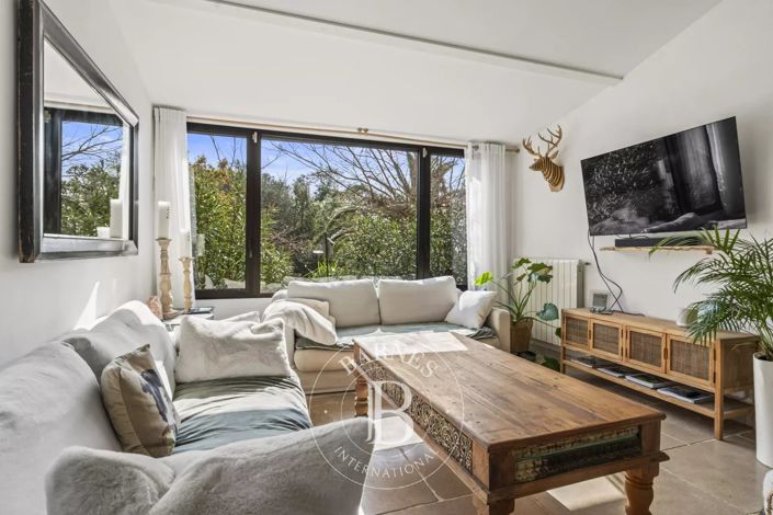 Image No.6-8 Bed House for sale