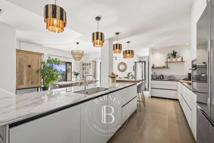 Image No.7-8 Bed House for sale