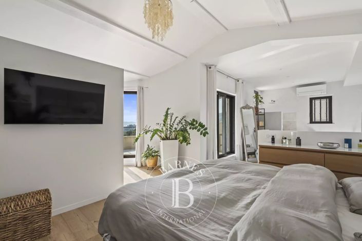 Image No.8-8 Bed House for sale