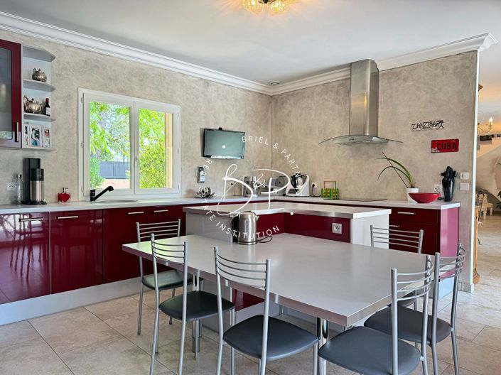 Image No.10-6 Bed House for sale