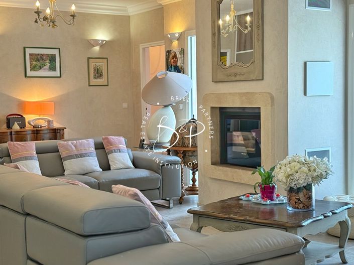 Image No.6-6 Bed House for sale