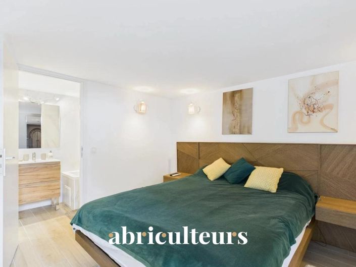 Image No.8-6 Bed House for sale