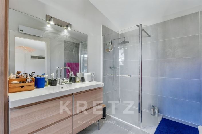 Image No.9-6 Bed House for sale