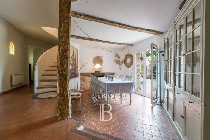 Image No.8-5 Bed House for sale