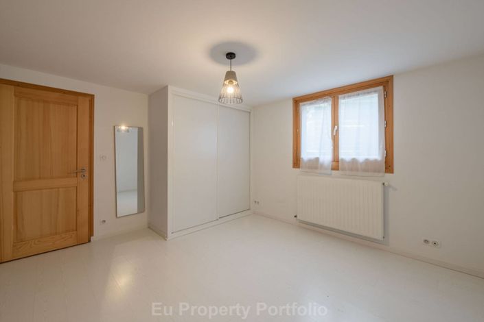 Image No.10-6 Bed House for sale