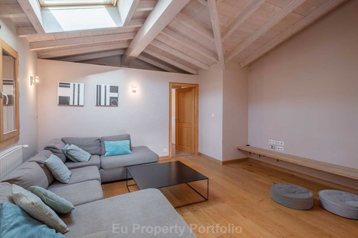 Image No.3-6 Bed House for sale