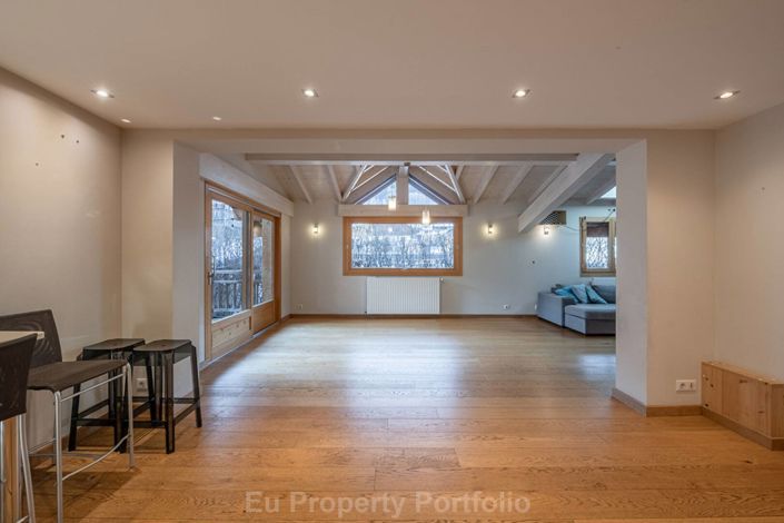 Image No.4-6 Bed House for sale