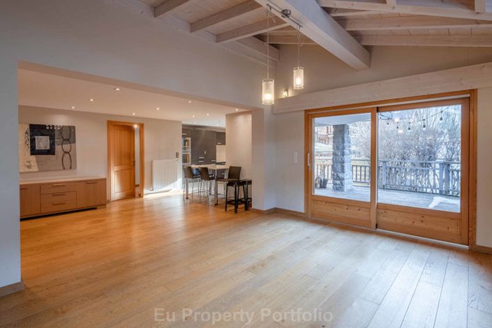 Image No.5-6 Bed House for sale