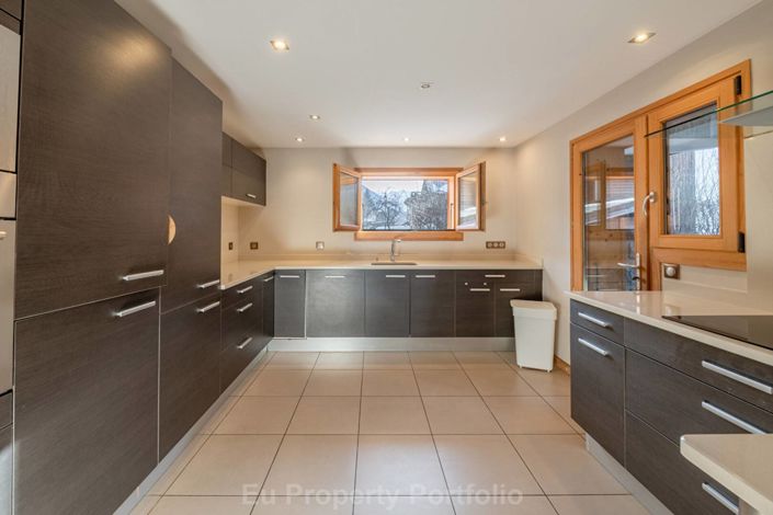 Image No.6-6 Bed House for sale