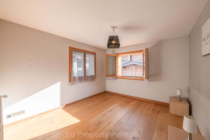 Image No.8-6 Bed House for sale