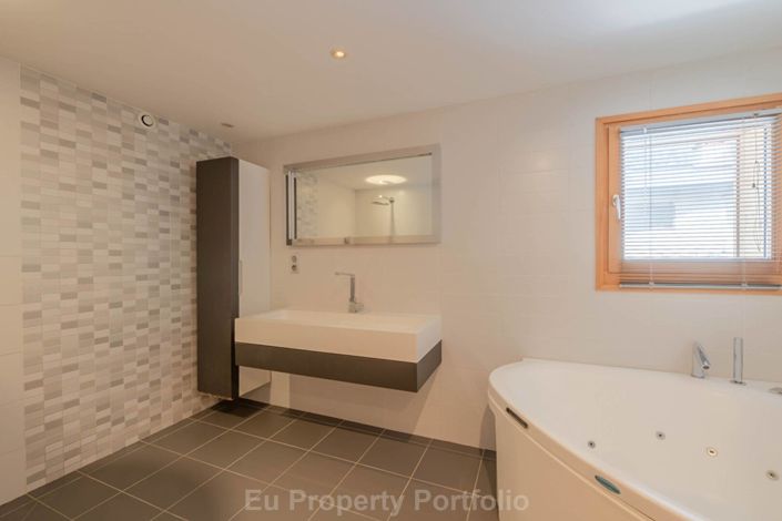 Image No.9-6 Bed House for sale