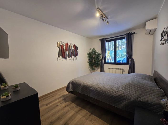 Image No.12-5 Bed House for sale