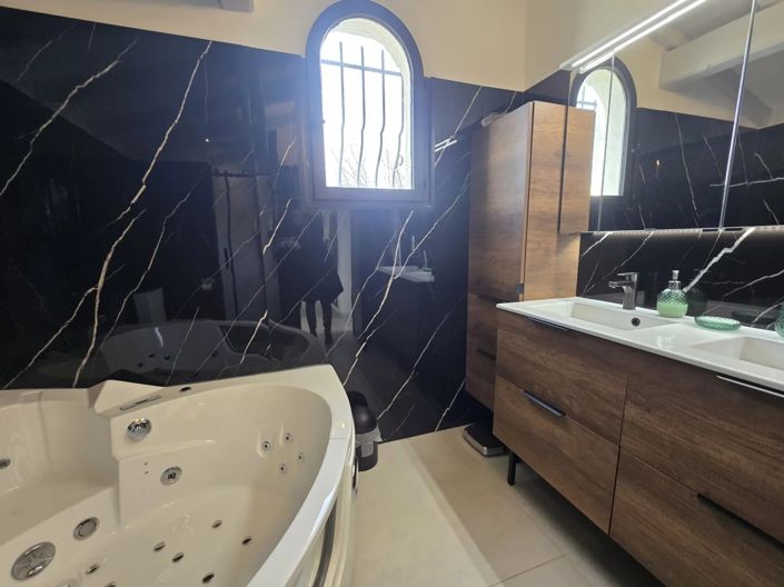 Image No.30-5 Bed House for sale