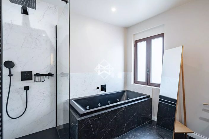 Image No.6-5 Bed House for sale