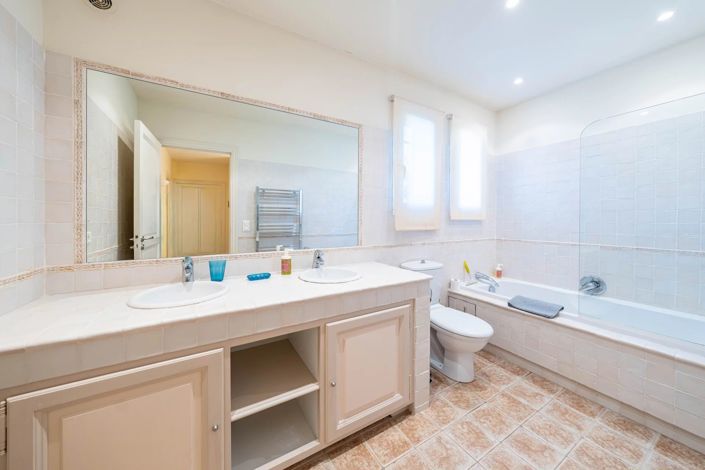 Image No.25-4 Bed House for sale