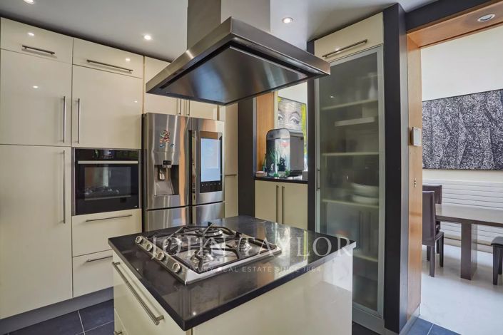 Image No.8-6 Bed House for sale