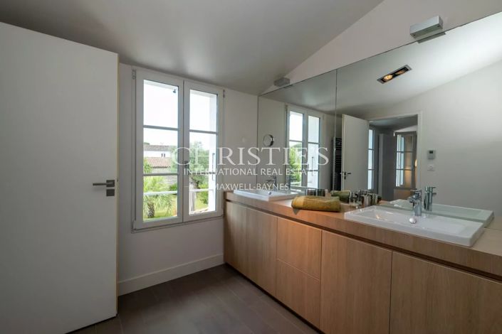 Image No.24-5 Bed House for sale