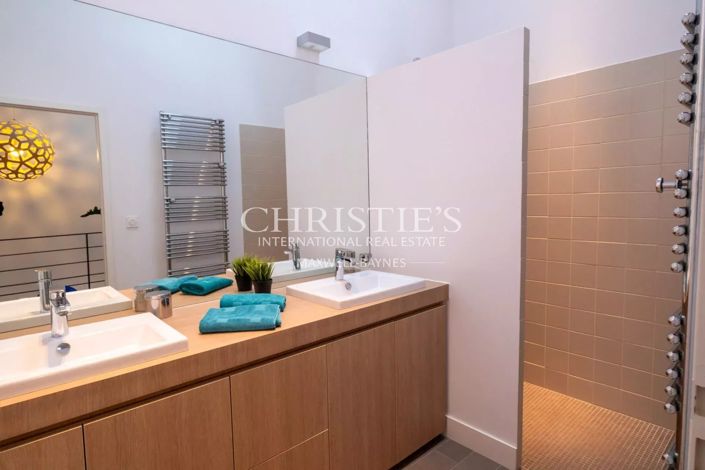 Image No.25-5 Bed House for sale
