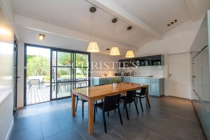 Image No.6-5 Bed House for sale