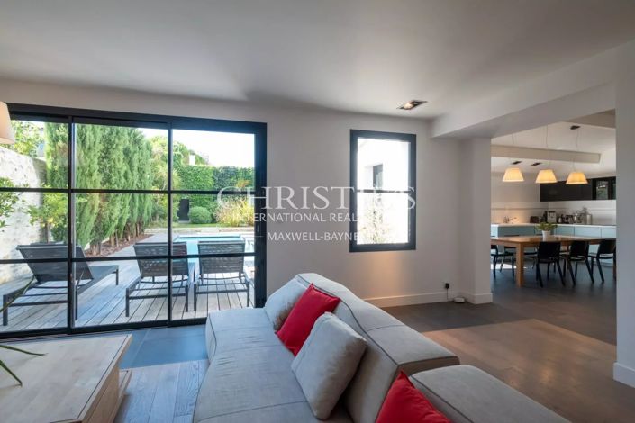 Image No.8-5 Bed House for sale